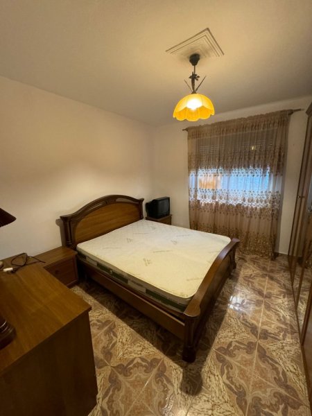 Tirane, jepet me qera apartament 1+1 Kati 2, 60 m² 350 € (rruga Irfan Tomin)