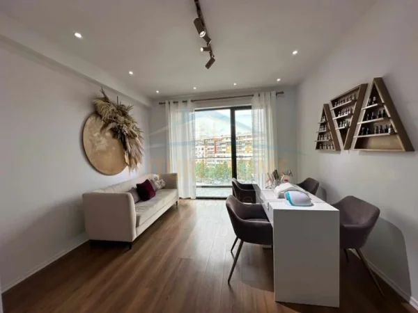 Tirane, shitet ambjent biznesi Kati 6, 114 m² (UNAZA E RE)