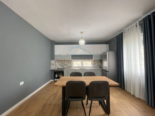 Tirane, jepet me qera apartament 2+1 , 125 m² 850 € (Kopeshti Botanik)