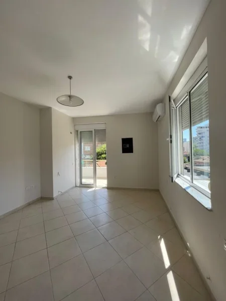 Tirane, jepet me qera apartament 2+1 Kati 3, 115 m² 1.000 € (Rruga e Kavajes)