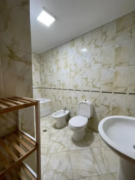 Tirane, jepet me qera apartament 2+1 Kati 3, 115 m² 1.000 € (Rruga e Kavajes)