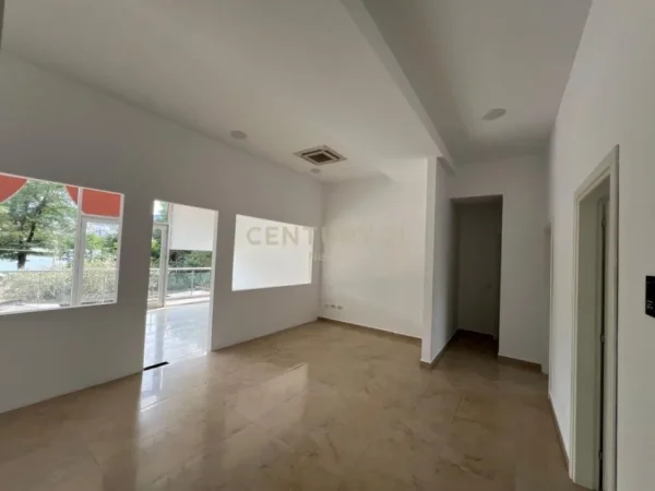 Tirane, jepet me qera ambjent biznesi Kati 1, 155 m² 2.750 € (LIQENI ARTIFICIAL I TIRANES)