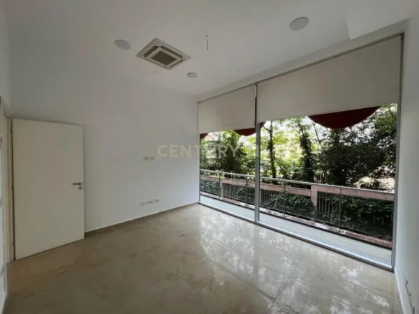 Tirane, jepet me qera ambjent biznesi Kati 1, 155 m² 2.750 € (LIQENI ARTIFICIAL I TIRANES)