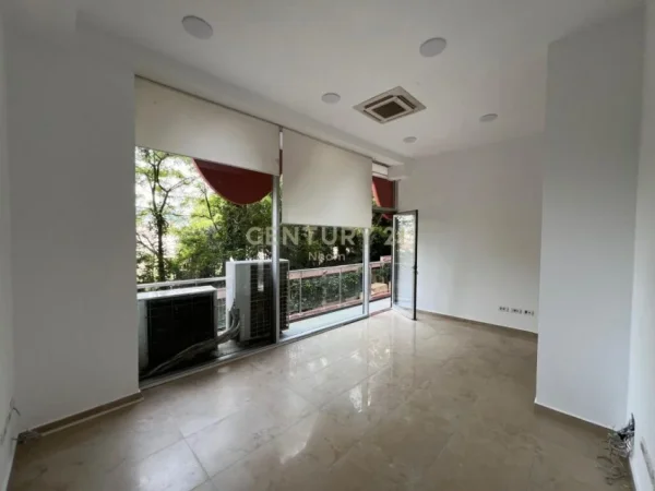 Tirane, jepet me qera ambjent biznesi Kati 1, 155 m² 2.750 € (LIQENI ARTIFICIAL I TIRANES)