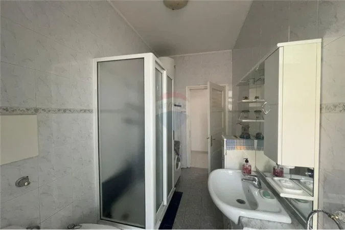 Tirane, jepet me qera apartament 1+1 Kati 1, 81 m² 700 € (Rruga Sulejman Delvina - Tirana e Re)