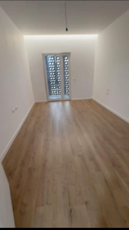 Tirane, jepet me qera zyre Kati 5, 100 m² 700 € (5 MAJI)