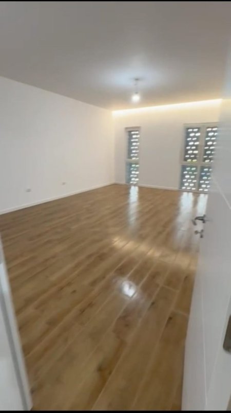 Tirane, jepet me qera zyre Kati 5, 100 m² 700 € (5 MAJI)