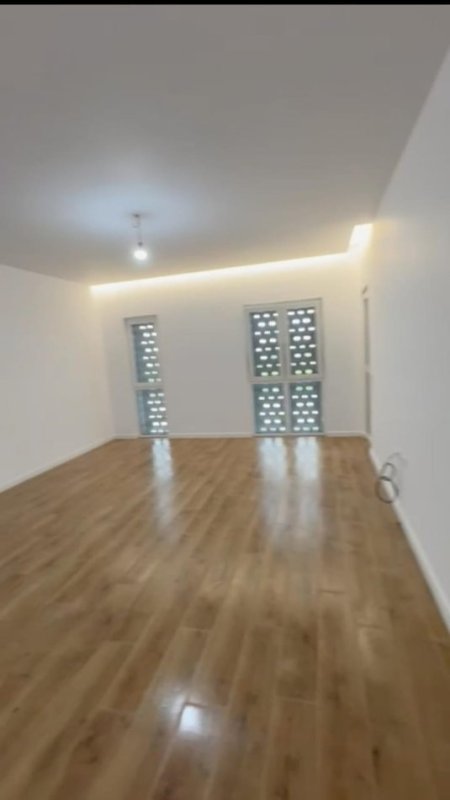 Tirane, jepet me qera zyre Kati 5, 100 m² 700 € (5 MAJI)