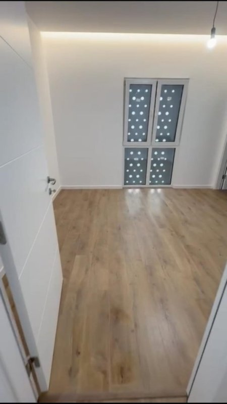 Tirane, jepet me qera zyre Kati 5, 100 m² 700 € (5 MAJI)