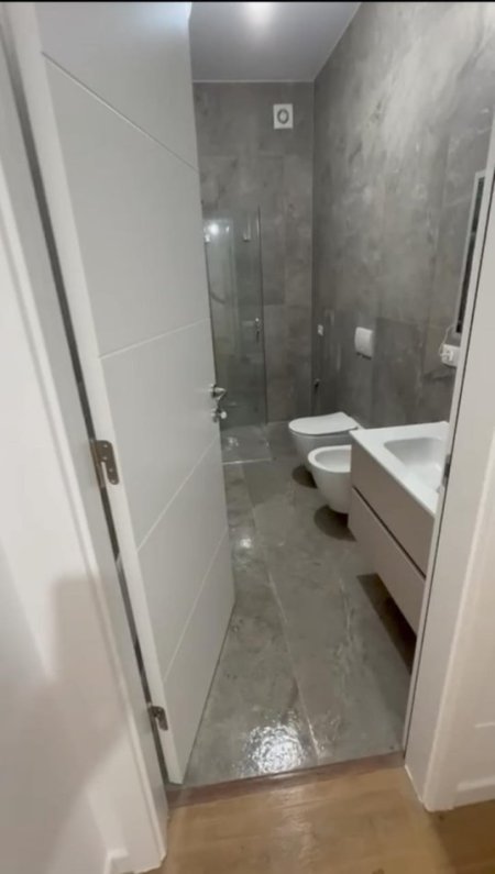 Tirane, jepet me qera zyre Kati 5, 100 m² 700 € (5 MAJI)