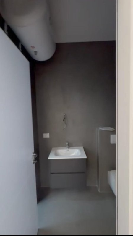 Tirane, jepet me qera zyre Kati 5, 100 m² 700 € (5 MAJI)