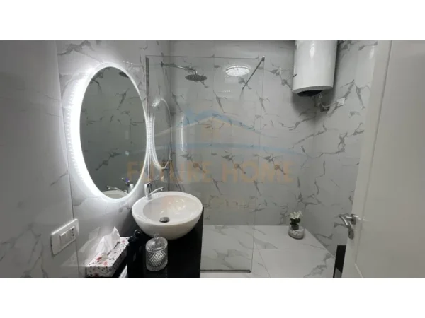 Tirane, shes apartament 2+1+Ballkon Kati 8, 101 m² 160.000 € (bulevardi miigjeni yzberisht)