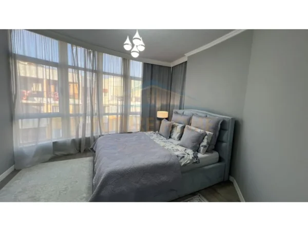 Tirane, shes apartament 2+1+Ballkon Kati 8, 101 m² 160.000 € (bulevardi miigjeni yzberisht)