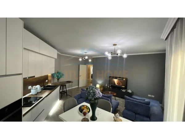 Tirane, shes apartament 2+1+Ballkon Kati 8, 101 m² 160.000 € (bulevardi miigjeni yzberisht)