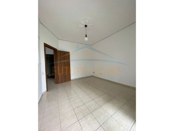 Tirane, jepet me qera apartament 1+1 Kati 1, 55 m² 500 € (Rruga e Kavajes)