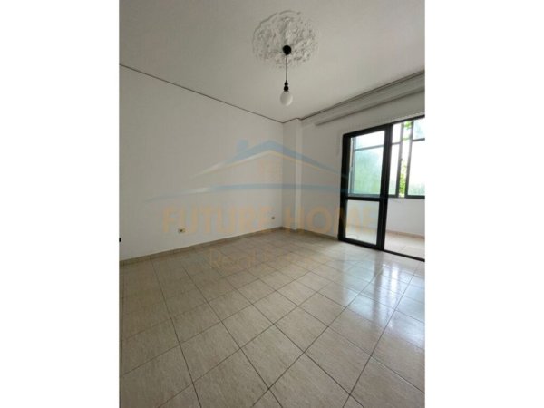 Tirane, jepet me qera apartament 1+1 Kati 1, 55 m² 500 € (Rruga e Kavajes)