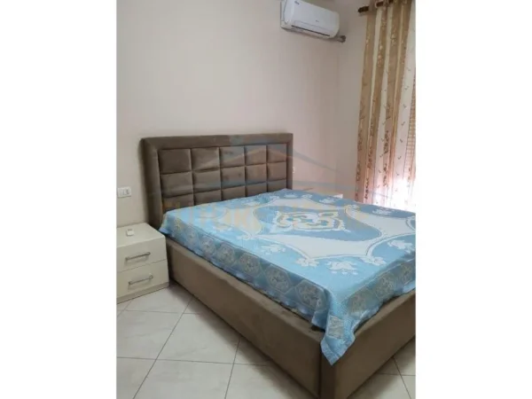 Tirane, jepet me qera apartament 2+1+Ballkon Kati 4, 110 m² 550 € (RRUGA E KAVAJES)