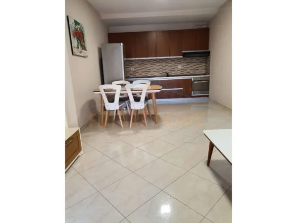 Tirane, jepet me qera apartament 2+1+Ballkon Kati 4, 110 m² 550 € (RRUGA E KAVAJES)
