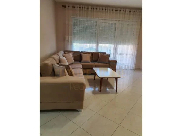 Tirane, jepet me qera apartament 2+1+Ballkon Kati 4, 110 m² 550 € (RRUGA E KAVAJES)