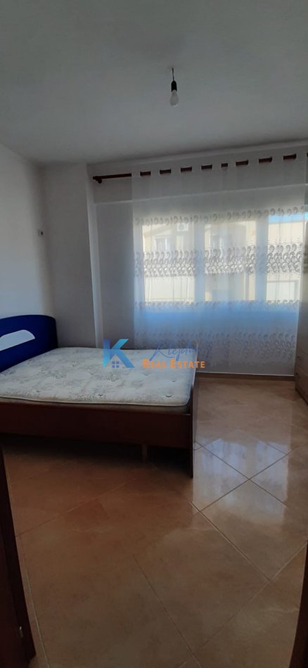 Tirane, jap me qera apartament 2+1+Ballkon Kati 3, 70 m² 400 € (Liqeni i Thate)