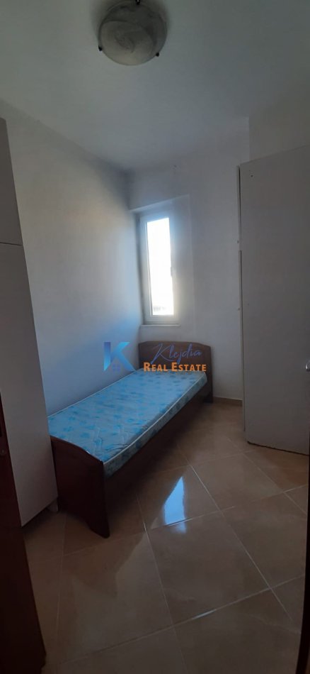 Tirane, jap me qera apartament 2+1+Ballkon Kati 3, 70 m² 400 € (Liqeni i Thate)