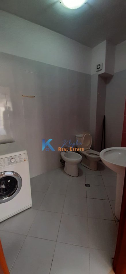 Tirane, jap me qera apartament 2+1+Ballkon Kati 3, 70 m² 400 € (Liqeni i Thate)