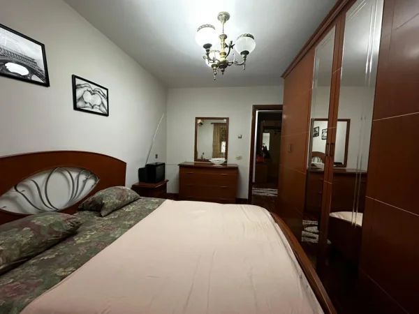 Tirane, jepet me qera apartament 1+1 Kati 5, 83 m² 500 € (Rruga Fortuzi)