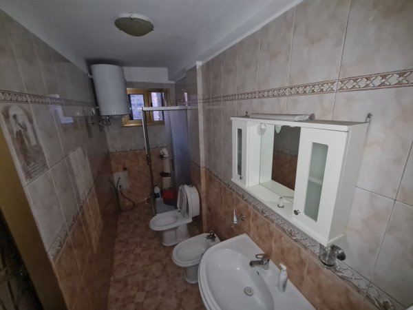 Tirane, jepet me qera apartament 1+1 Kati 5, 83 m² 500 € (Rruga Fortuzi)