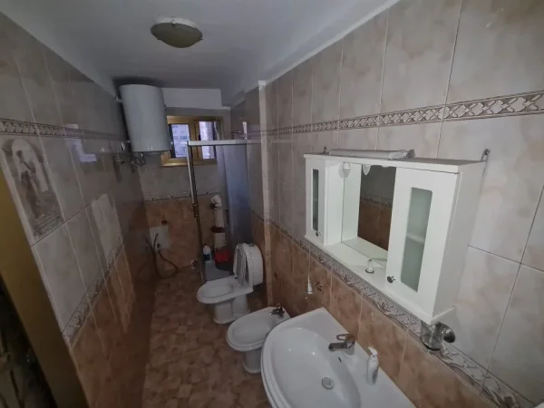 Tirane, jepet me qera apartament 1+1 Kati 5, 83 m² 500 € (Rruga Fortuzi)