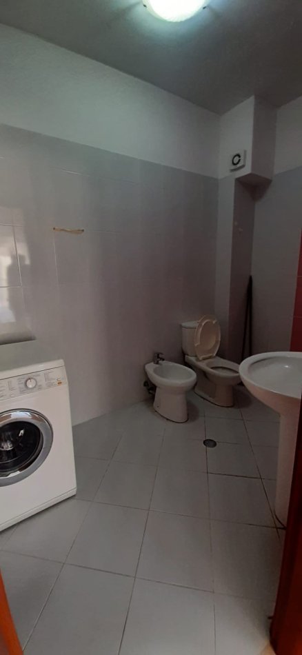 Tirane, jepet me qera apartament 2+1+Ballkon Kati 3, 70 m² 400 € (LIQENI I THATE)