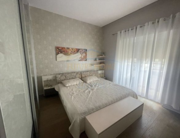 Tirane, jepet me qera apartament 3+1 Kati 7, 125 m² 900 € (Liqeni i Thatë)
