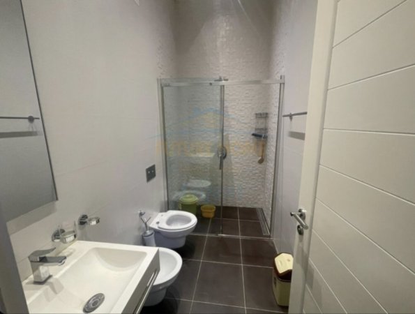 Tirane, jepet me qera apartament 3+1 Kati 7, 125 m² 900 € (Liqeni i Thatë)