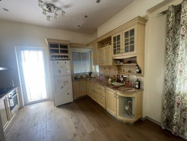Tirane, jepet me qera apartament 3+1 Kati 7, 125 m² 900 € (Liqeni i Thatë)