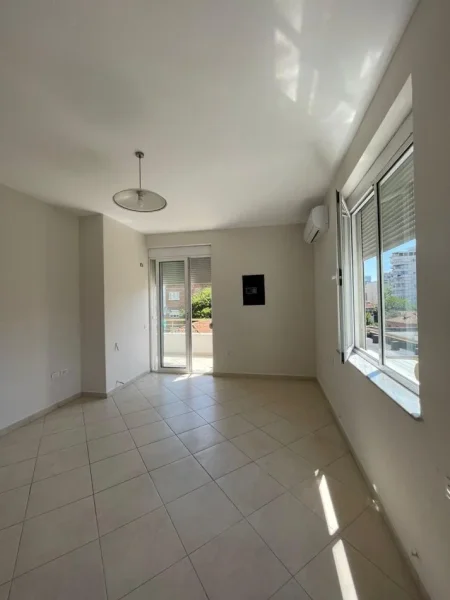 Tirane, jepet me qera apartament 2+1 Kati 3, 115 m² 800 € (Rruga e Kavajes)