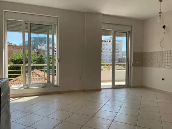 Tirane, jepet me qera apartament 2+1 Kati 3, 115 m² 800 € (Rruga e Kavajes)