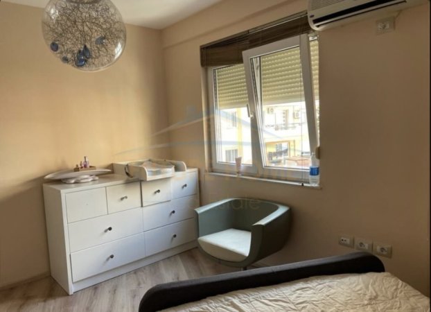 Tirane, jepet me qera apartament 2+1 Kati 3, 150 m² 800 € (Rruga e Barrikadave)