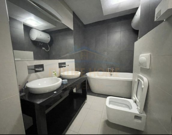 Tirane, jepet me qera apartament 2+1 Kati 3, 150 m² 800 € (Rruga e Barrikadave)