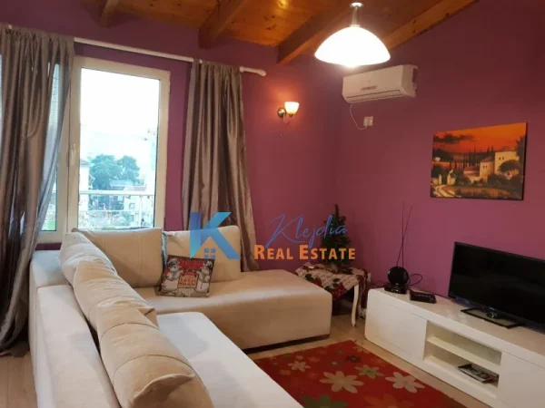 Tirane, jap me qera apartament 1+1+Ballkon Kati 5, 60 m² 550 € (Qender, te Shallvaret)