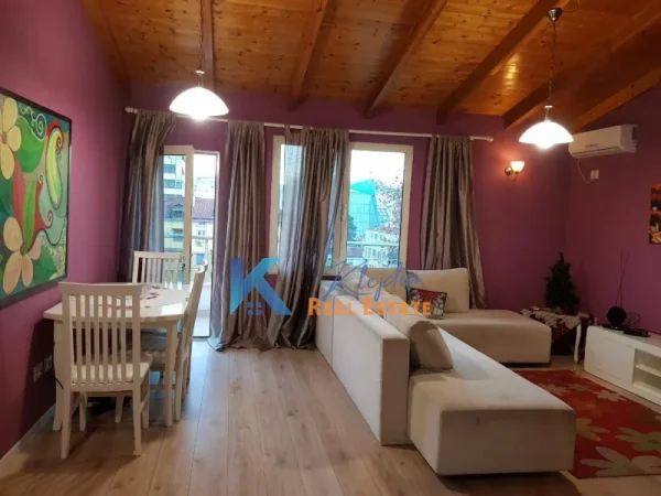 Tirane, jap me qera apartament 1+1+Ballkon Kati 5, 60 m² 550 € (Qender, te Shallvaret)