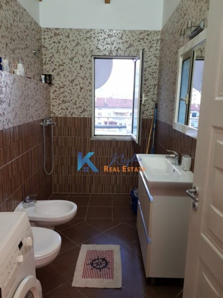 Tirane, jap me qera apartament 1+1+Ballkon Kati 5, 60 m² 550 € (Qender, te Shallvaret)