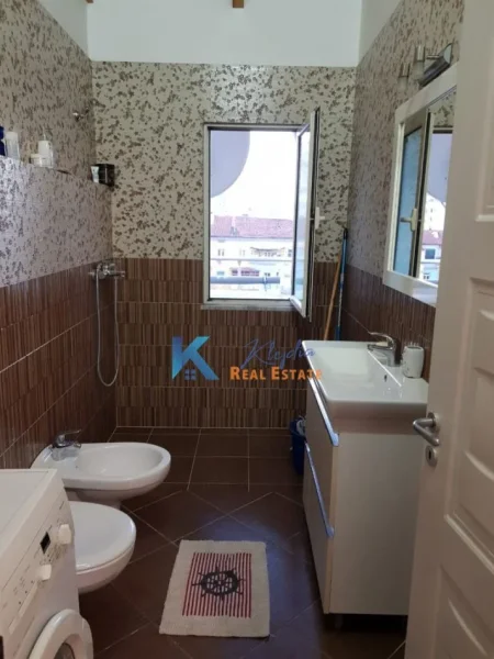 Tirane, jap me qera apartament 1+1+Ballkon Kati 5, 60 m² 550 € (Qender, te Shallvaret)