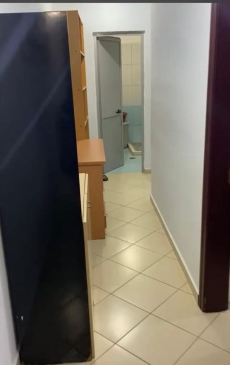 Tirane, jepet me qera apartament 1+1 Kati 3, 96 m² 400 € (Kombinat)