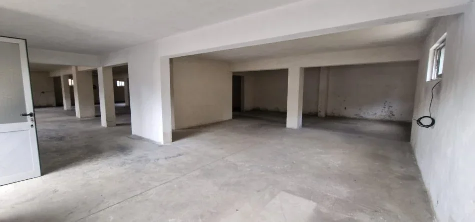 Tirane, jepet me qera Kati 0, 360 m² 800 € (CASA ITALIA)