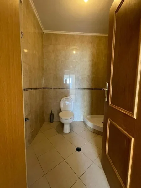 Tirane, jepet me qera zyre Kati 4, 115 m² 800 € (Rruga e Kavajes)