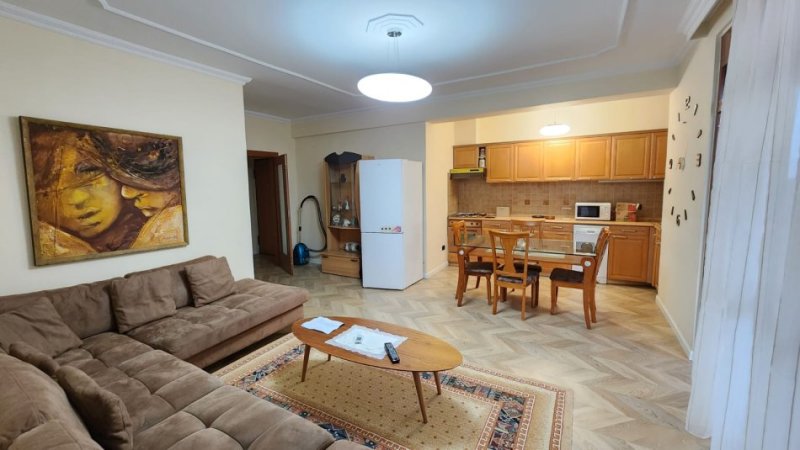 Tirane, jepet me qera apartament 4+1 Kati 9, 140 m² (ish ekspozita)