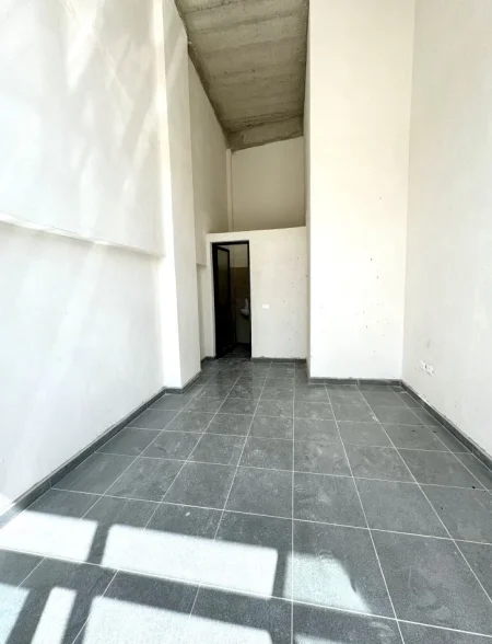 Tirane, jepet me qera dyqan Kati 0, 22 m² 300 € (PAZARI I RI)