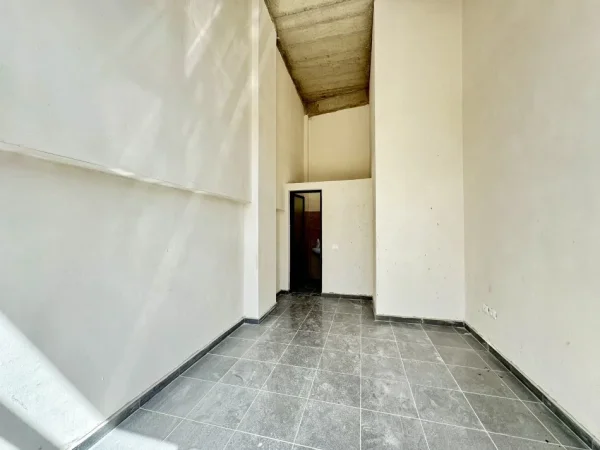 Tirane, jepet me qera dyqan Kati 0, 22 m² 300 € (PAZARI I RI)