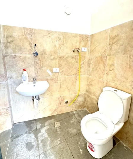 Tirane, jepet me qera dyqan Kati 0, 22 m² 300 € (PAZARI I RI)