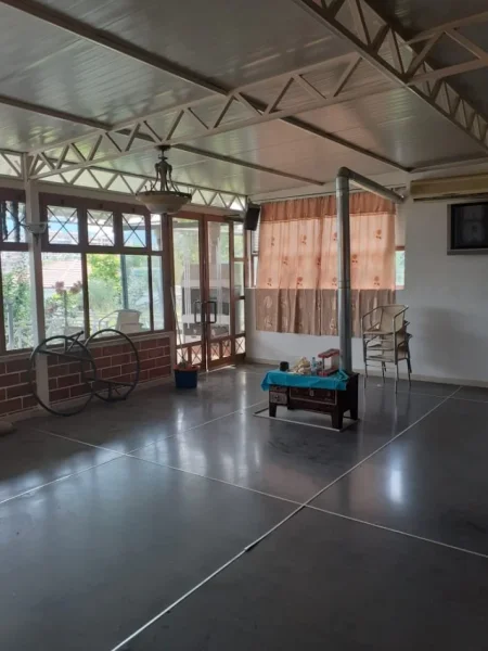 Tirane, jepet me qera Kati 0, 450 m² 1.400 € (Yzberisht)