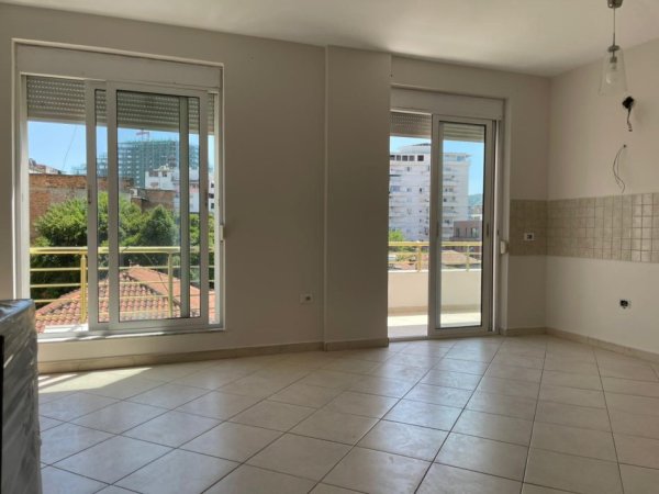 Tirane, jepet me qera apartament 2+1+Ballkon Kati 3, 115 m² 800 € (RRUGA E KAVAJES)